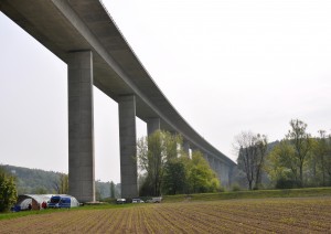 Infrastrukturlandschaft: Autobahnviadukt der A1 bei Wileroltigen BE (Foto: Barbara Marty).
